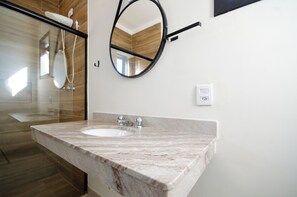 Secadora de cabello, jabón, papel de baño 
