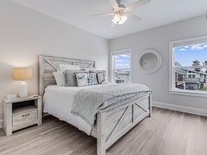 House, 4 Bedrooms - Flamingo House 4 Bedroom Home by RedAwning (Rockport)