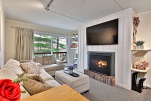 Condo, 3 Bedrooms | Living area