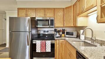 Condo, 3 habitaciones | Cocina privada | Refrigerador, horno, cafetera y tetera y tostadora