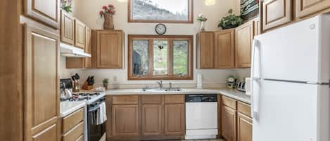 Condo, 2 Bedrooms | Private kitchen | Fridge, oven, coffee/tea maker, toaster