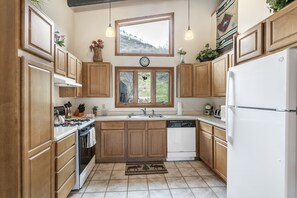 Condo, 2 Bedrooms | Private kitchen | Fridge, oven, coffee/tea maker, toaster - 2009 Chamonix Lane 2 Bedroom Condo by RedAwning (Vail)