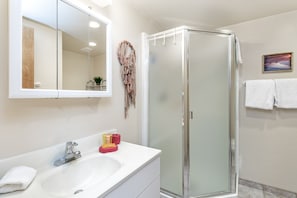 Condo, 2 chambres | Salle de bain | Serviettes fournies, shampooing