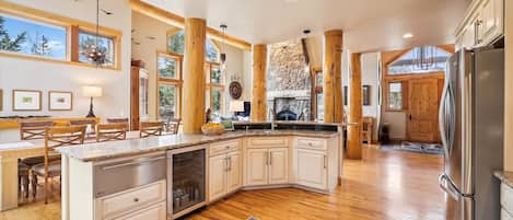 House, 4 Bedrooms | Private kitchen | Fridge, oven, coffee/tea maker, toaster