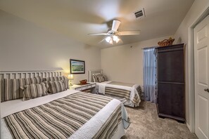 2 bedrooms, iron/ironing board, free WiFi - Ww H202 Mather Street Retreat 2 Bedroom Condo by RedAwning (New Braunfels)