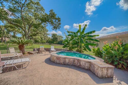 Ww H202 Mather Street Retreat 2 Bedroom Condo by RedAwning