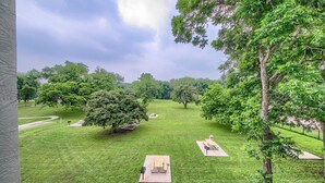 Un parc équipé de tables de pique-nique et doté d’une pelouse bien entretenue.