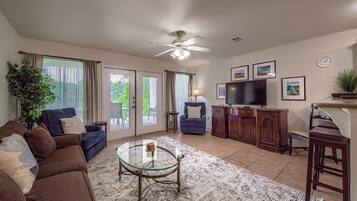 Condo, 2 phòng ngủ | Khu phòng khách | Smart TV