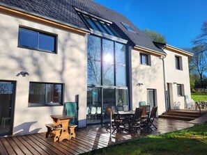 Outdoor dining - Gîte 4/6/8 Pers. - Pleine Nature, Proche Puy-de-dôme, Vulcania et Lemptegy (Gelles)