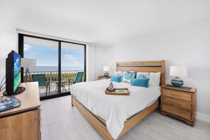 2 bedrooms, iron/ironing board, WiFi, bed sheets - Corner beachfront condo w/ pool, gym & ocean views (Marco Island)