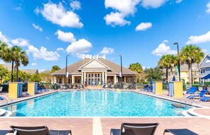 Alberca al aire libre y alberca climatizada