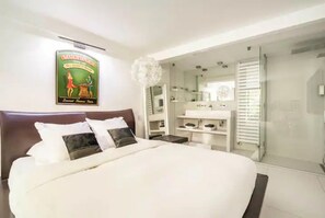 5 bedrooms, iron/ironing board, WiFi, bed sheets