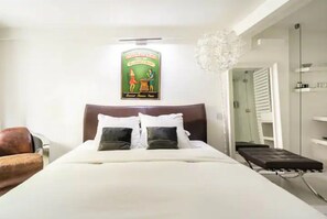 5 bedrooms, iron/ironing board, WiFi, bed sheets