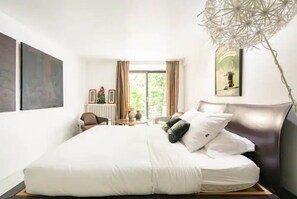 5 bedrooms, iron/ironing board, WiFi, bed sheets