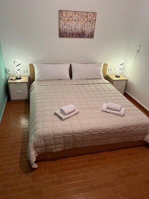 2 chambres, fer et planche à repasser, Wi-Fi gratuit, draps fournis