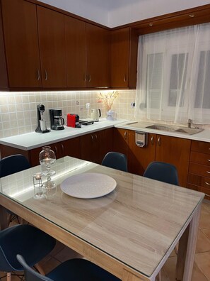 Apartment | Private kitchen | Fridge, microwave, oven, stovetop - Olive Gem 2-bed Apt Sleeps 4 With Fireplace (Trifylia)