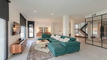 Een smart-tv en een stereo