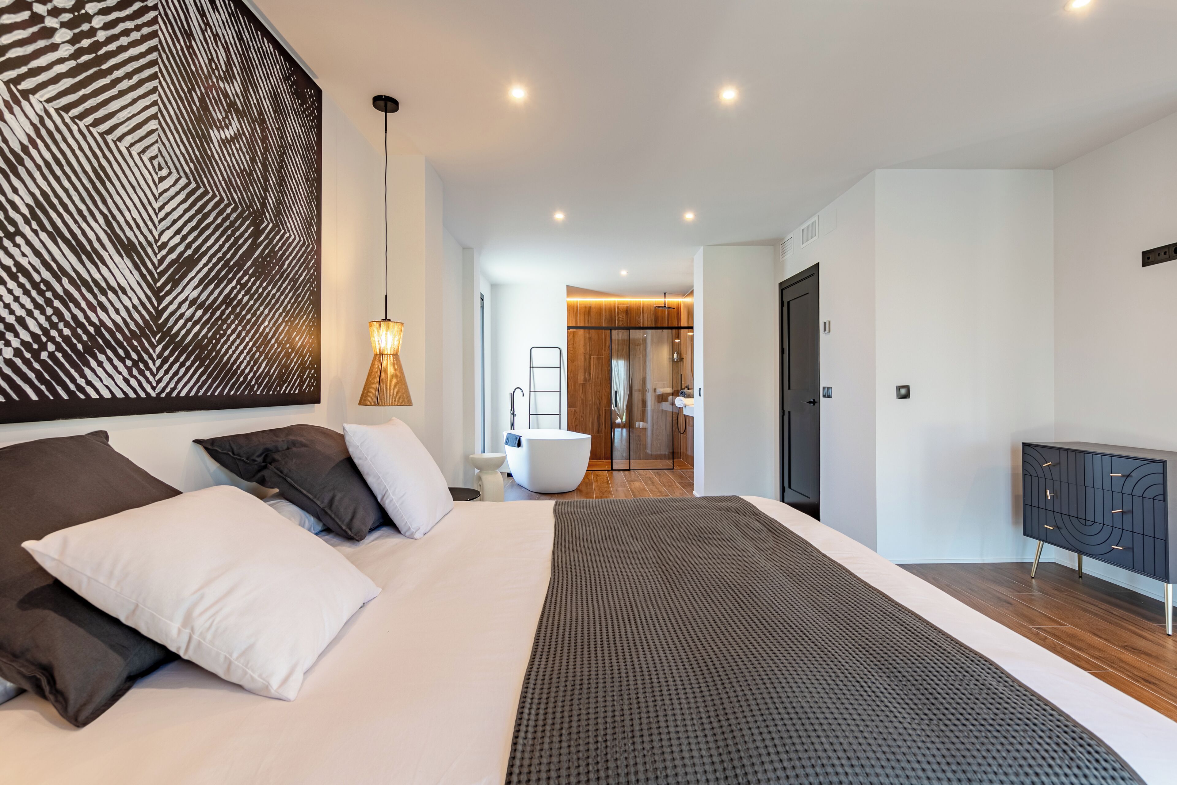 4 slaapkamers, een bureau, een strijkplank/strijkijzer, wifi