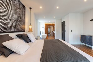 4 室のベッドルーム、デスク、アイロン / アイロン台、WiFi