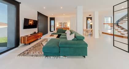 Villa Moderna con Encanto a 15 Minutos de Sevilla
