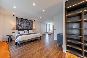 4 bedrooms, desk, iron/ironing board, WiFi