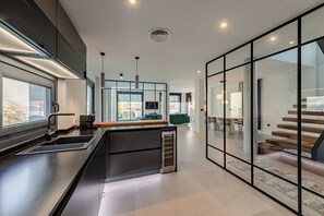 冷蔵庫、電子レンジ、オーブン、コンロ