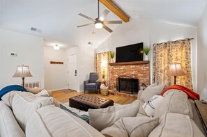 Smart TV - 3 Bedrooms Pet Friendly Sugar Mill Cottage (Savannah)