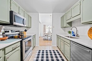 Microwave, stovetop, dishwasher, coffee/tea maker - 3 Bedrooms Pet Friendly Sugar Mill Cottage (Savannah)