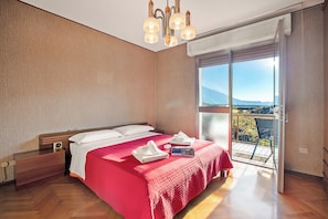 2 quartos, ferros/tábuas de passar roupa, roupa de cama