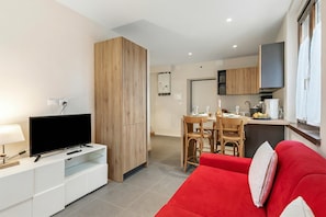 Standard-Apartment, 1 Schlafzimmer, Mikrowelle (Appartamento 30 NODI Torbole) | Wohnbereich