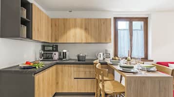 Standard Apartment, 1 Bedroom (Appartamento 30 NODI Torbole) | Private kitchen | Fridge, microwave, oven, stovetop