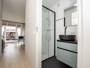 Bathroom - Modern Houseboat With View of the Lake (Offingawier)
