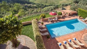 A pool area with a view of vineyards and hills. - Peccioli Villa Retreat (Peccioli)