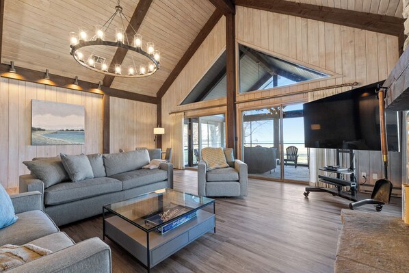 Smart TV, fireplace, DVD player, books - Waterfront Haven with private beach on Lake Michigan (Baileys Harbor)