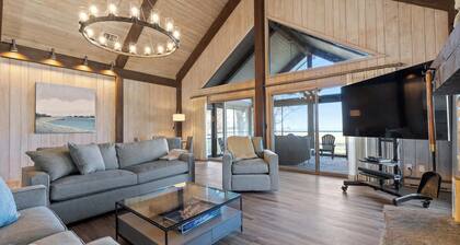 Baileys Harbor Lakefront Abode: Waterfront Haven