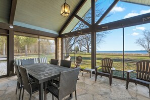 Dining - Waterfront Haven with private beach on Lake Michigan (Baileys Harbor)