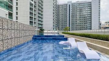 Una piscina al aire libre