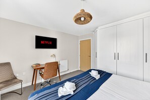 2 bedrooms, desk, iron/ironing board, travel cot - Beautiful Flat • City Centre • Balcony • Secure Parking • Sky TV • Super-Fast WiFi • Yoko Property (Milton Keynes)