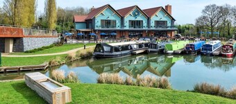 City Centre Apartment • Wrap-Around Balcony •  Secure Parking •  SkyTV • WiFi