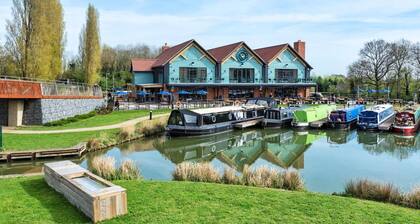 City Centre Apartment • Wrap-Around Balcony • Secure Parking • SkyTV • WiFi