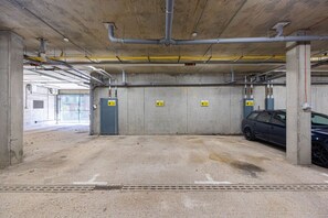 Property grounds - Beautiful Flat • City Centre • Balcony • Secure Parking • Sky TV • Super-Fast WiFi • Yoko Property (Milton Keynes)