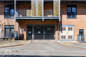 Exterior - Beautiful Flat • City Centre • Balcony • Secure Parking • Sky TV • Super-Fast WiFi • Yoko Property (Milton Keynes)