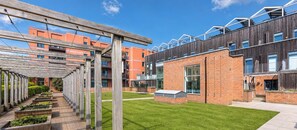 Property grounds - Beautiful Flat • City Centre • Balcony • Secure Parking • Sky TV • Super-Fast WiFi • Yoko Property (Milton Keynes)