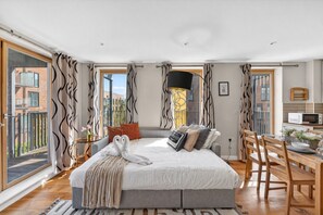 2 camere, una scrivania, ferro/asse da stiro, culla da viaggio