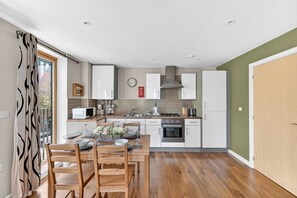 Fridge, microwave, oven, stovetop - Beautiful Flat • City Centre • Balcony • Secure Parking • Sky TV • Super-Fast WiFi • Yoko Property (Milton Keynes)