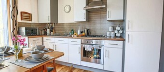 City Centre Apartment • Wrap-Around Balcony •  Secure Parking •  SkyTV • WiFi
