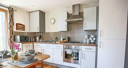 City Centre Apartment • Wrap-Around Balcony • Secure Parking • SkyTV • WiFi