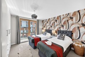 2 bedrooms, desk, iron/ironing board, travel cot - Beautiful Flat • City Centre • Balcony • Secure Parking • Sky TV • Super-Fast WiFi • Yoko Property (Milton Keynes)