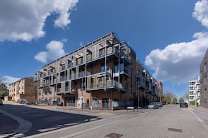 Exterior - Beautiful Flat • City Centre • Balcony • Secure Parking • Sky TV • Super-Fast WiFi • Yoko Property (Milton Keynes)