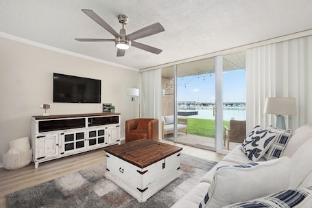 Smart TV. Lakeside Getaway on Lake Conroe
